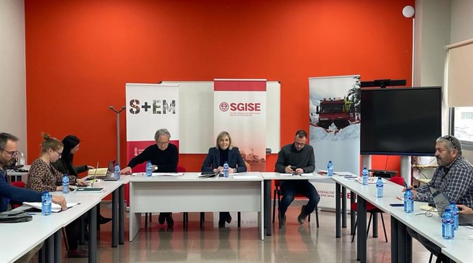 Imagen de la reunión de Núñez con representantes de los bomberos forestales