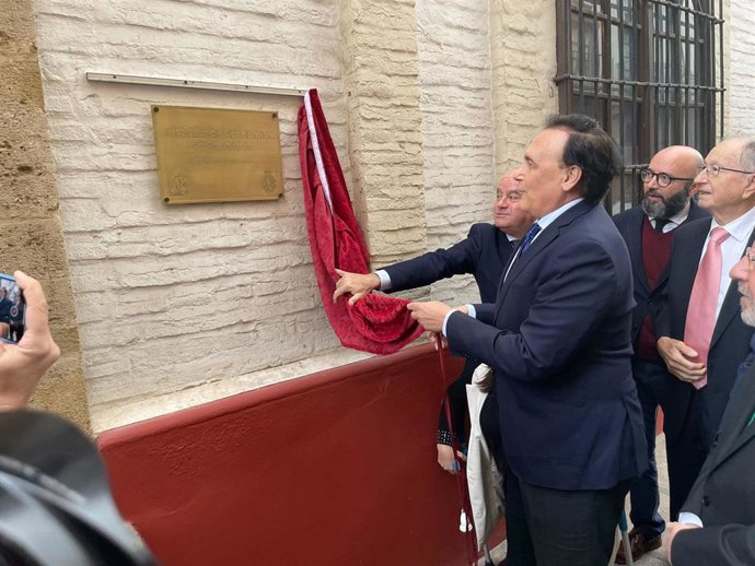 El consejero de Universidad, Investigación e Innovación, José Carlos Gómez Villamandos, y el alcalde, Manuel Barón, en el acto de inauguración de la delegación en Antequera del Instituto de Academias de Andalucía