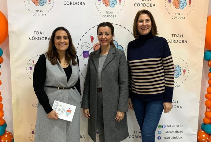 La vicesecretaria de Igualdad, Salud, Juventud y Bienestar Social del PP de Andalucía, Beatriz Jurado (izda), y la coordinadora de Política Social del PP de Córdoba, Eva Contador (dcha.), en el encuentro con la Asociación TDAH Córdoba.