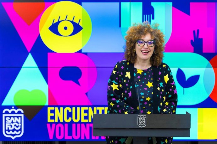 La concejala de Cooperación al Desarrollo y Civismo en el Ayuntamiento de San Fernando, Pepa Pacheco, anuncia los Premios del Voluntariado.