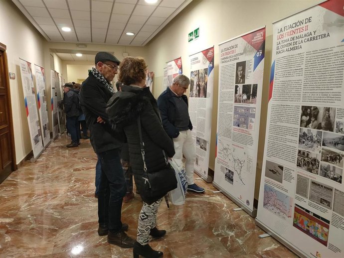 Visitantes de la exposición 'Golpe, guerra y posguerra en Andalucía'.