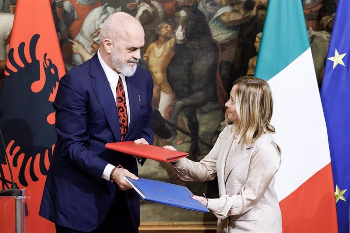 Archivo - La primera ministra de Italia, Giorgia Meloni, y su homólogo albanés, Edi Rama