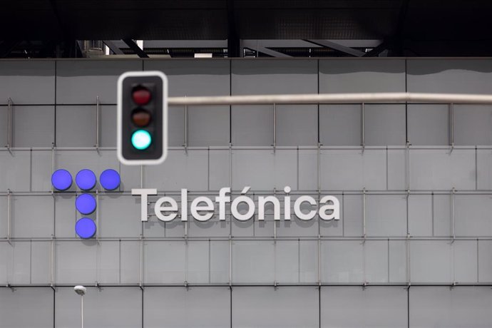 Archivo - Un semáforo en verde frente a la sede de Telefónica, a 28 de noviembre de 2023, en Madrid (España). 