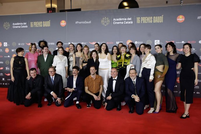El equipo de la película 'Creatura' posa durante el photocall de los XVI Premis Gaudí de cine, en el Centro de Convenciones Internacional de Barcelona (CCIB), a 4 de febrero de 2024