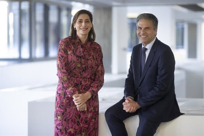 La directora de Comunicación y Relaciones Institucionales de CaixaBank, Maria Luisa Martínez, y el director de comunicación, sostenibilidad y relaciones institucionales de El Corte Inglés en Catalunya y Baleares, Jordi Romañach