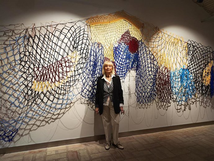 La artista y pintura turolense, Quinita Fogué, en su exposición 'Tejer los  Silencios'