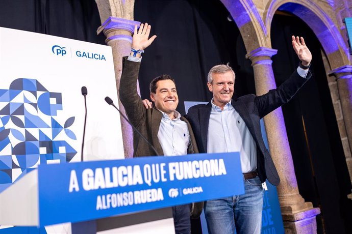 Juanma Moreno (i), junto a Alfonso Rueda (d), en un mitin de campaña celebrado el 10 de febrero en Santiago de Compostela.