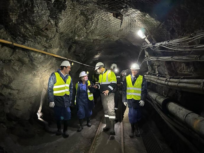 La Comisaria Europea, Elisa Ferreira, Junto Al Consejero, Juan Carlos Suárez-Quiñones, Y Otros Representantes Institucionales Y De La Fundación Santa Bárbara, En La Visita A La Mina