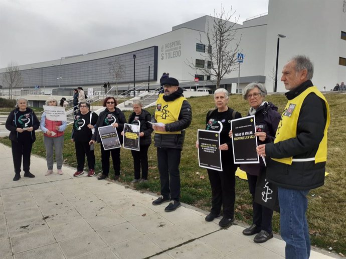 Concentración frente al Hospital de Toledo contra los bombardeos a instalaciones sanitarias en Gaza.