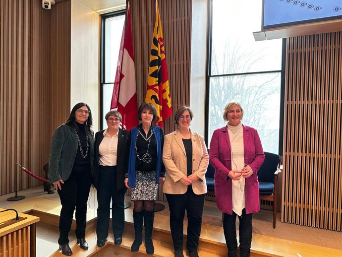 Diputadas de la Comisión de Igualdad y Feminismos y del Grupo de Trabajo en Equidad de Género del Parlament, encabezada por la vicepresidenta primera, Alba Vergés, se reúnen con la presidenta del Parlamento de Ginebra, Céline Zuber-Roy