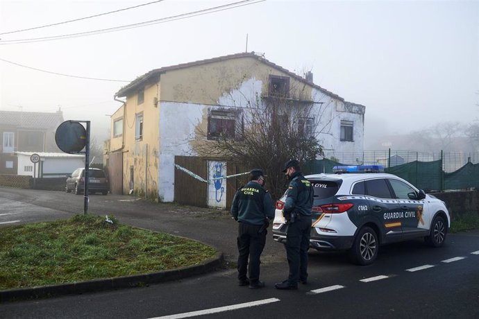 Archivo - Guardias civiles en la vivienda donde residían una mujer y su hija asesinadas presuntamente por su expareja y padre en Liaño