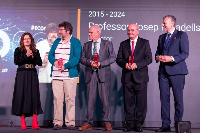 La  vicepresidenta del Govern de Catalunya, Laura Vilagr; los exdirectores de i2CAT Josep Paradells, Sebasti Sallent, Artur Serra,  y el actual director, Sergi Figuerola (de izquierda a derecha)