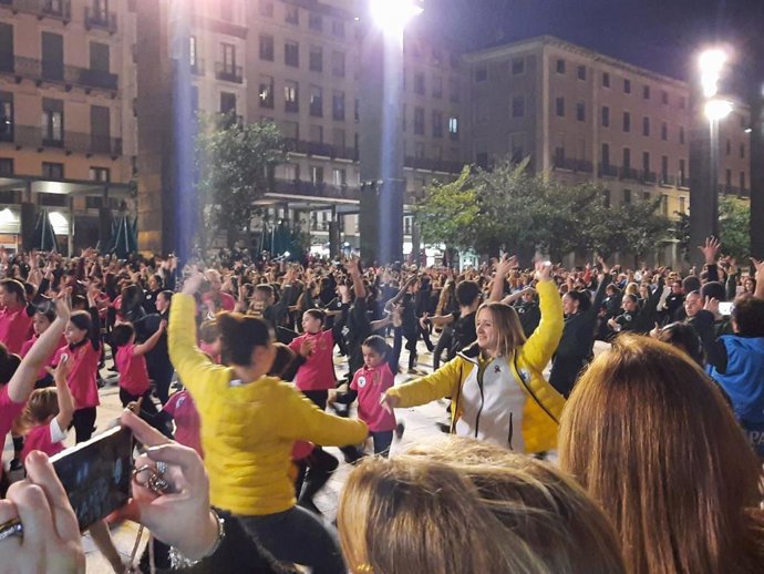 'Flashmob' Jotero Solidario Con Motivo Del Día Internacional Del Cáncer Infantil, En La Plaza Del Pilar De Zaragoza.