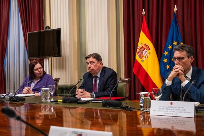 El ministro de Agricultura, Pesca y Alimentación, Luis Planas (c), se reúne con las organizaciones profesionales agrarias responsables de las protestas, en la sede del Ministerio, a 15 de febrero de 2024, en Madrid (España). A la cita han acudido repres