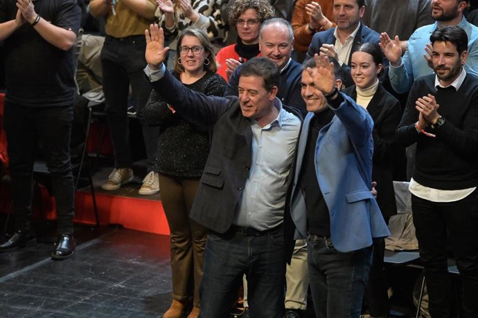 El secretario general del PSOE y presidente del Gobierno, Pedro Sánchez (d) y el candidato del PSdeG a la Xunta de Galicia, José Ramón Gómez Besteiro (i), durante un mitin de campaña del PSdeG, en el auditorio del Centro Ágora, a 15 de febrero de 2024, 