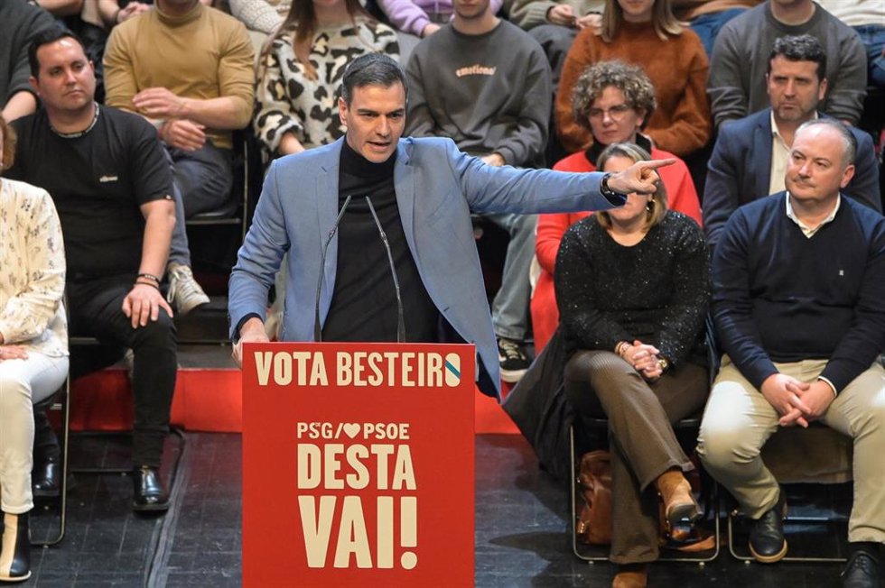 El secretario general del PSOE y presidente del Gobierno, Pedro Sánchez, interviene durante un mitin de campaña del PSdeG, en el auditorio del Centro Ágora, a 15 de febrero de 2024, en A Coruña, Galicia (España).