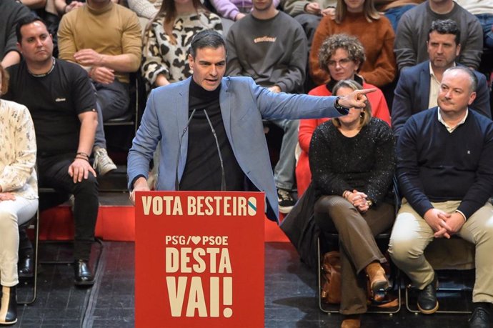 El secretario general del PSOE y presidente del Gobierno, Pedro Sánchez, interviene durante un mitin de campaña del PSdeG, en el auditorio del Centro Ágora, a 15 de febrero de 2024, en A Coruña, Galicia (España). Este evento se enmarca en los últimos ac