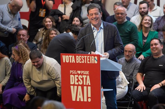 El candidato del PSdeG a la Xunta de Galicia, José Ramón Gómez Besteiro, interviene durante un mitin de campaña del PSdeG, en el auditorio del Centro Ágora, a 15 de febrero de 2024, en A Coruña, Galicia (España). Este evento se enmarca en los últimos ac