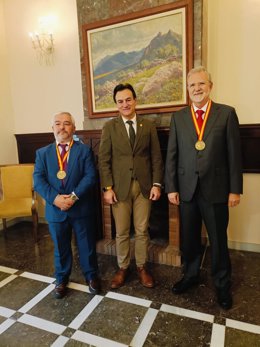 El alcalde de Jaén, Agustín González ha recibido este jueves a los empresarios del sector turístico Trino Martínez y Francisco Javier Martínez, que han sido galardonados con la medalla 'Protagonistas del Turismo en España'.