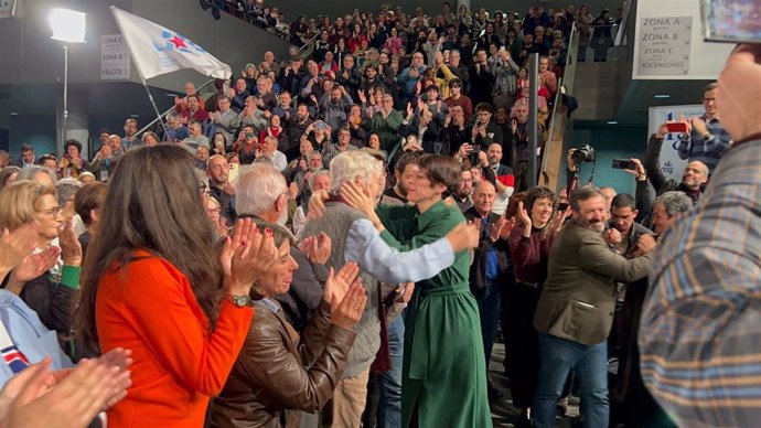 La portavoz nacional del BNG y candidata a la Presidencia de la Xunta, Ana Pontón, saluda a Xosé Manuel Beiras a su llegada al mitin en el Auditorio del Mar de Vigo