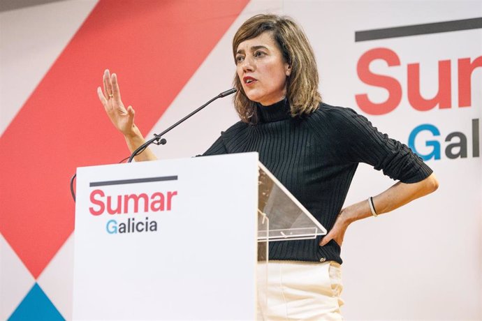 La candidata de Sumar Galicia a la presidencia de la Xunta de Galicia, Marta Lois, interviene durante un acto de campaña de Sumar, en la Facultad de Políticas de Santiago, a 15 de febrero de 2024, en Santiago de Compostela, A Coruña, Galicia (España). E