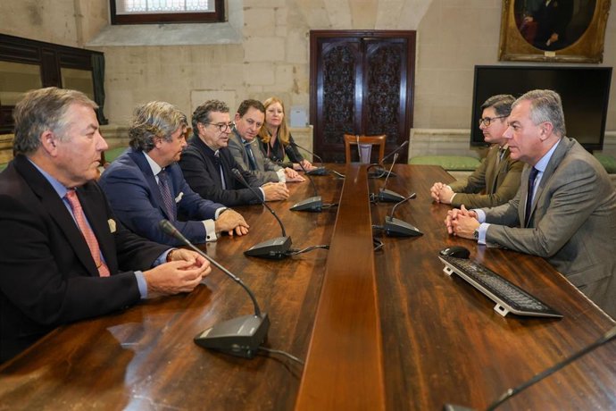 El alcalde de Sevilla, José Luis Sanz, ha recibido este jueves en la Casa Consistorial a un nutrido grupo de cónsules para conversar sobre asuntos de interés común.