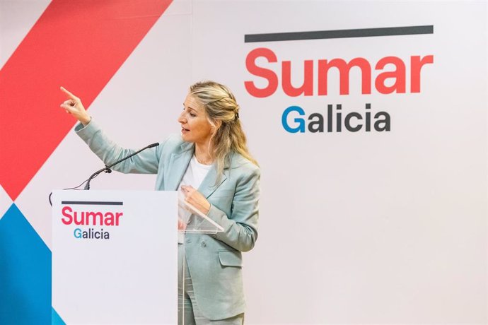 La vicepresidenta segunda y líder de Sumar, Yolanda Díaz, interviene durante un acto de campaña de Sumar, en la Facultad de Políticas de Santiago, a 15 de febrero de 2024, en Santiago de Compostela, A Coruña, Galicia (España).