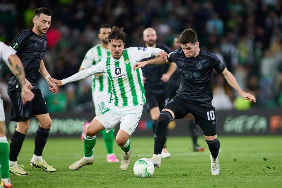 Rodri Sanchez of Real Betis and Martin Baturina of GNK Dinamo in action during round of 16 first leg, UEFA Europa Conference League, football match played between Real Betis and GNK Dinamo at Benito Villamarin stadium on February 15, 2024, in Sevilla, S