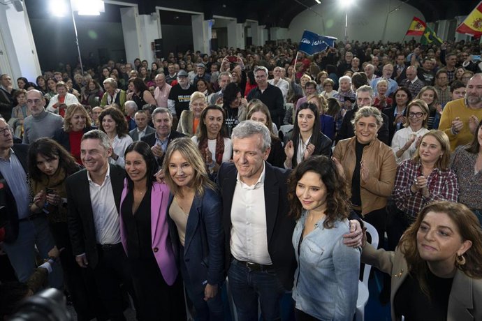 Decenas de asistentes a un mitin de campaña del PPdeG.