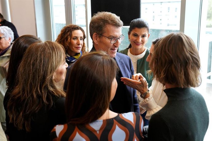 El presidente nacional del PP, Alberto Núñez Feijóo, a su llegada a un mitin electoral del PPdeG, en el Hotel NH Collection Santiago de Compostela, a 15 de febrero de 2024, en Santiago de Compostela, A Coruña, Galicia (España). Este encuentro se enmarca e