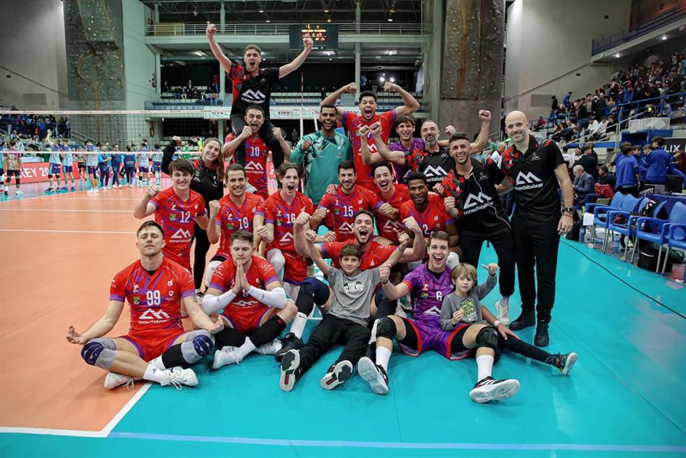 Los jugadores del CV Manacor celebran un triunfo en la XLIX Copa del Rey.