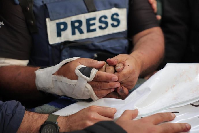 Archivo - El periodista de Al Yazira Wael al Dadú, jefe de la delegación de Al Yazira, despide a su hijo Hamza