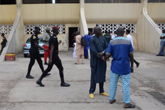 Archivo - Imagen de archivo de senegaleses en un colegio electoral en la capital de Senegal, Dakar