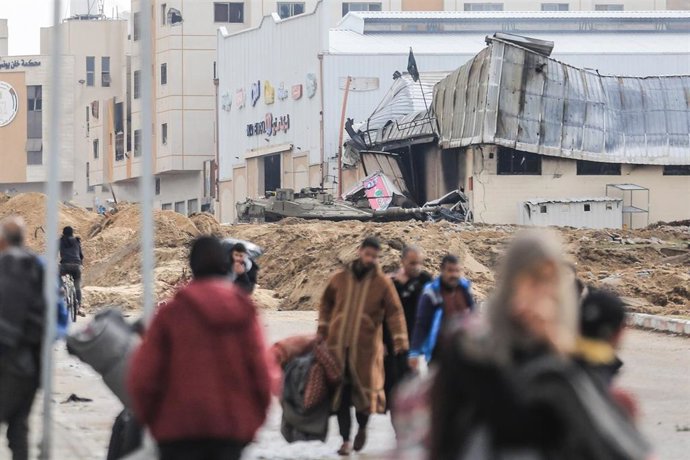 Imagen de archivo de palestinos huyendo del hospital Naser ante los ataques de Israel