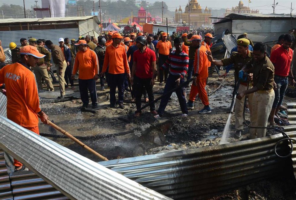 Archivo - Imagen de archivo de bomberos de India trabajando en un incendio