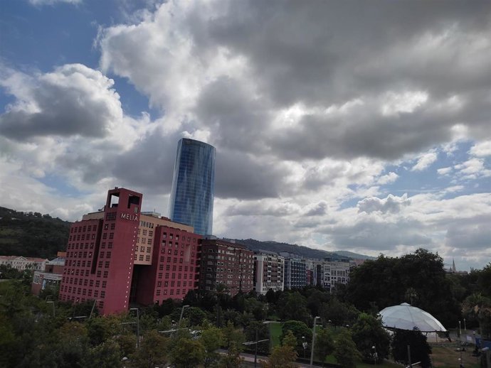 Archivo - Nubes sobre Bilbao