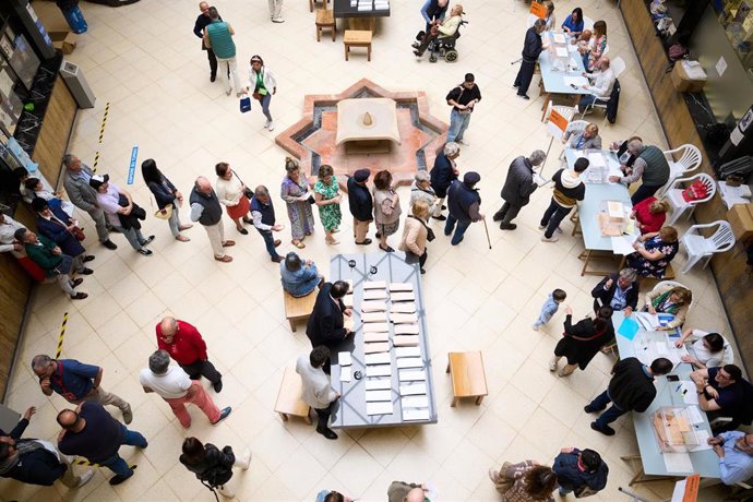 Archivo - Varias peronas ejercen su derecho al voto en el Ayuntamiento de Santander, que hoy actúa de colegio electoral, a 28 de mayo de 2023, en Santander, Cantabria (España). 