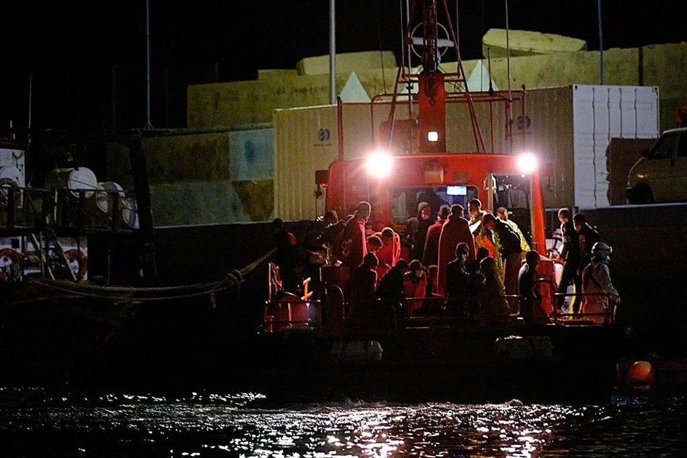 Archivo - Un grupo de inmigrantes rescatados en el Puerto de Gran Tarajal, a 2 de febrero de 2022, en Fuerteventura, Islas Canarias (España). Salvamento Marítimo ha rescatado a unos 200 inmigrantes, entre ellos ocho menores, que viajaban a bordo de cuat