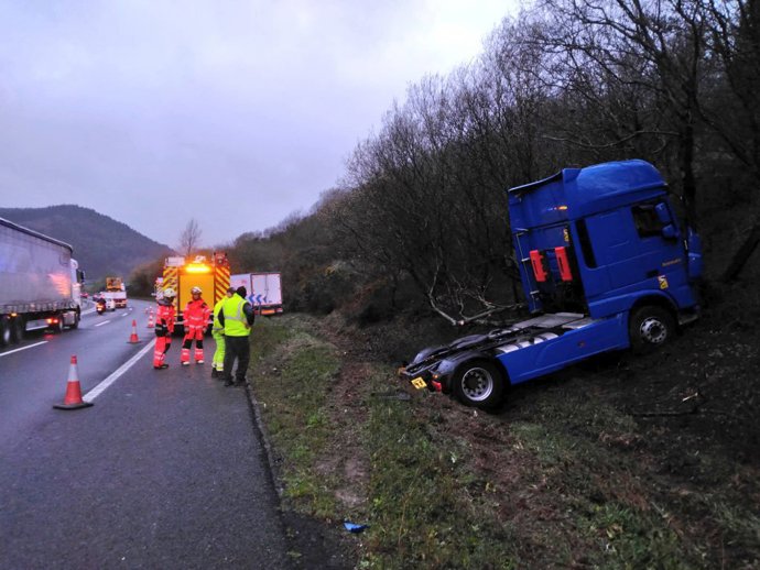 Dos heridos leves en la colisión de dos camiones y un turismo en la A-8