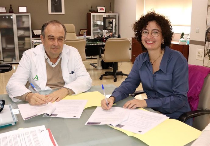 El director gerente del Hospital Macarena, Miguel Ángel Colmenero, y la presidenta de Sevilla Respira, Raquel Gómez.