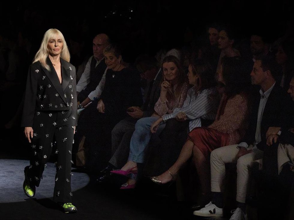 La cantante Nebulosa desfila durante el desfile de la firma Pablo Erroz en la Mercedes-Benz Fashion Week Madrid