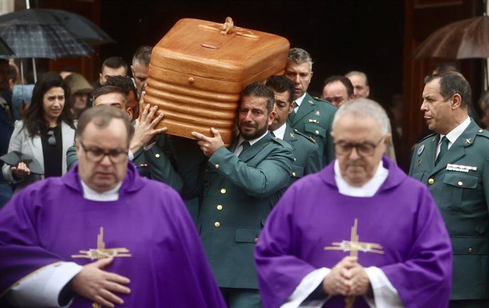 Compañeros del guardia civil de San Fernando fallecido en Barbate portan su féretro en el funeral celebrado en la Catedral de Cádiz. 