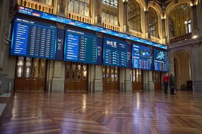 Pantallas de Bolsas y Mercados Españoles (BME), a 9 de febrero de 2024, en Madrid (España).