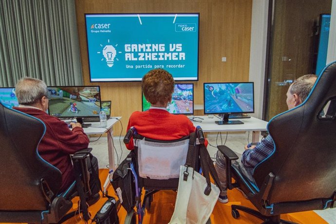 Mayores participando en un torneo de videojuegos dentro del evento 'Gaming vs Alzheimer: una partida para recordar' de Espacio Caser Málaga.