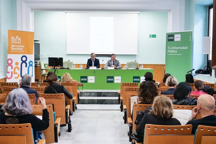 Presentación del proyecto 'Educando en familia' en la UNED Almería.