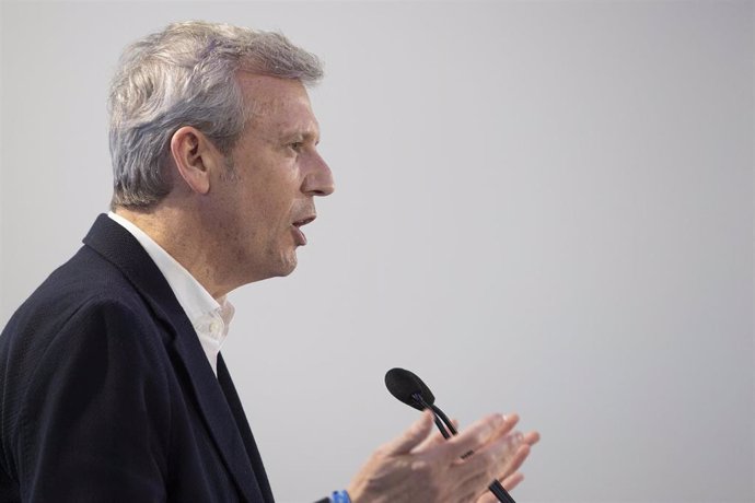 El presidente de la Xunta y candidato a la reelección, Alfonso Rueda, interviene durante un mitin de campaña del PPdeG, en la Estación Marítima de Vigo, a 15 de febrero de 2024, en Vigo, Pontevedra, Galicia (España). 