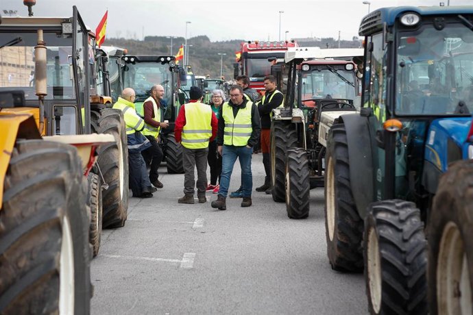 Agricultores y tractores en una manifestación durante la décima jornada de protestas de los tractores en las carreteras, a 15 de febrero de 2024.