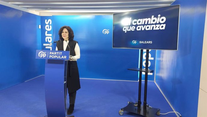 La diputada del PP y secretaria general del PP en Baleares, Sandra Fernández, explica la campaña 'El cambio que avanza'.