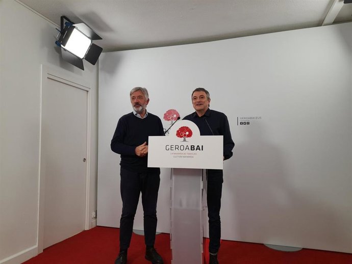 Archivo - El portavoz del grupo municipal de Geroa Bai en el Ayuntamiento de Pamplona, Koldo Martínez, junto al edil Mikel Armendáriz