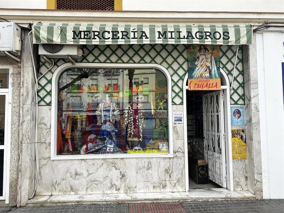 Mercería Milagros se alza con el primer premio del Concurso de Escaparates de Carnaval de Mérida